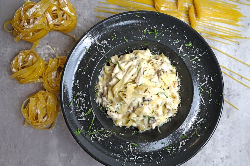Papa Ginos Fettuccine Alfredo with creamy parmesan sauce